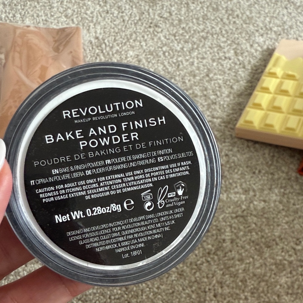 Revolution Black Setting Powder Compact - Picture 2 of 2